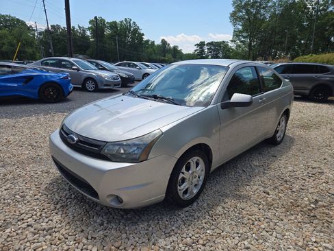 Used 2009 Ford Focus SE FWD image 2