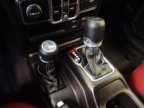 Used 2019 Jeep Wrangler Unlimited Sahara AWD/4WD image 11