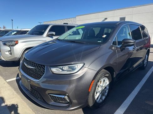 Used 2023 Chrysler Pacifica Touring-L image 1