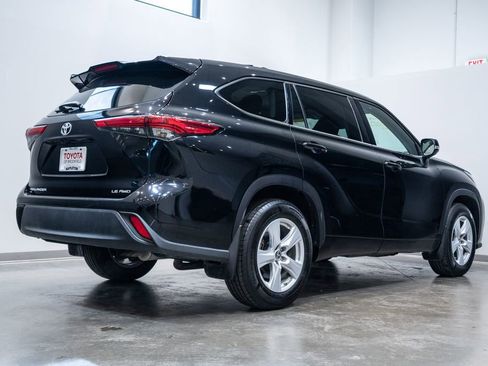 Certified 2022 Toyota Highlander LE image 9