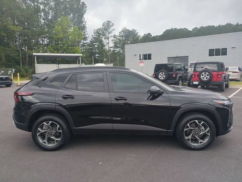 Used 2025 Chevrolet Trax LT w/ Driver Confidence Package FWD image 3