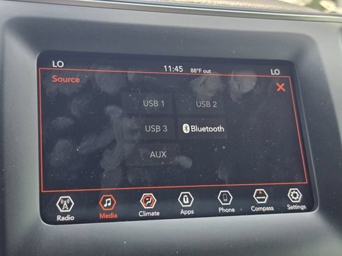 Used 2019 Jeep Cherokee Latitude Plus w/ Comfort/Convenience Group FWD image 3