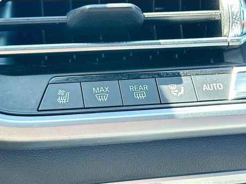 Used 2022 BMW X7 xDrive40i w/ M Sport Package AWD/4WD image 21
