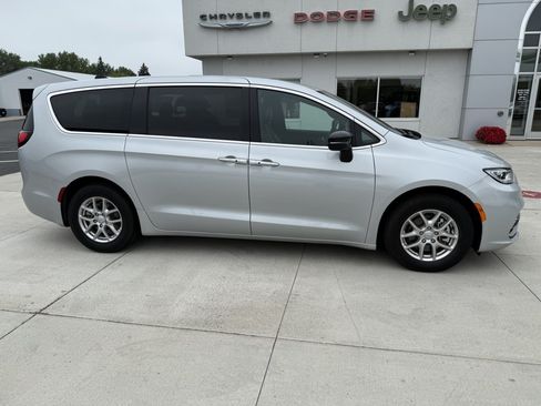 Used 2026 Chrysler Pacifica Select FWD image 8
