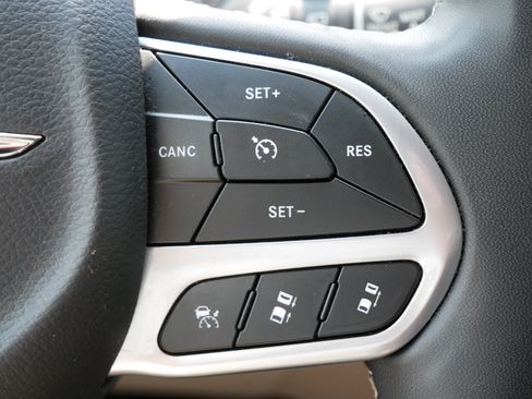 Used 2023 Chrysler Pacifica Touring-L FWD image 21