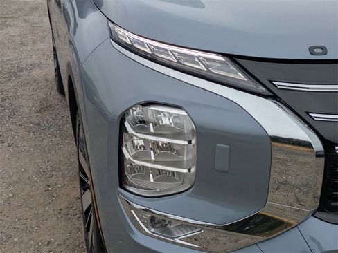 New 2025 Mitsubishi Outlander SE image 9