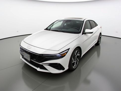 Used 2025 Hyundai Elantra SEL image 3