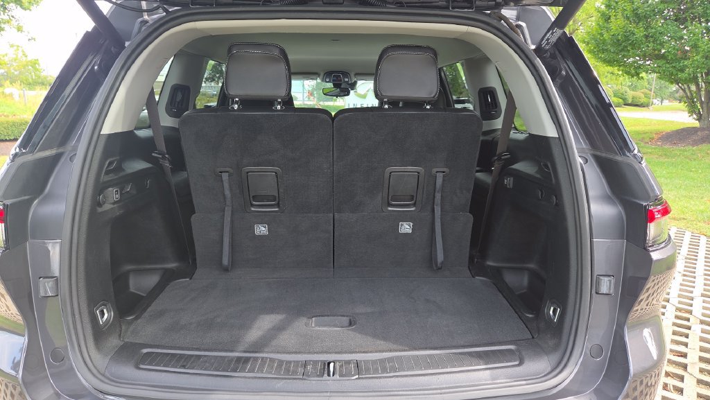Used 2023 Jeep Grand Cherokee L Limited w/ Black Appearance Package AWD/4WD image 13