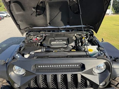 Used 2018 Jeep Wrangler Rubicon w/ Cold Weather Group AWD/4WD image 28