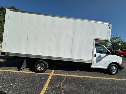 Used 2020 GMC Savana 4500 w/ Power Convenience Package RWD image 6
