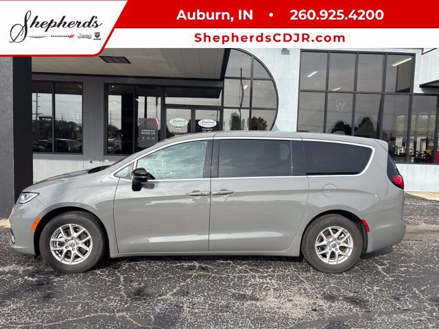 Used 2025 Chrysler Pacifica Select FWD image 1