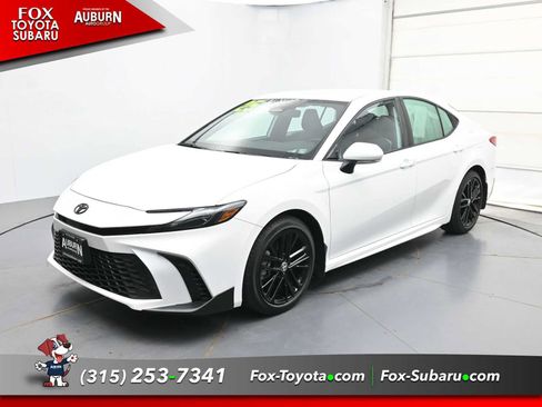 Used 2025 Toyota Camry SE w/ Convenience Package FWD image 2