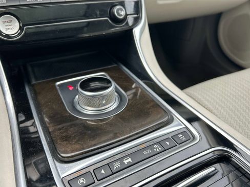 Used 2016 Jaguar XF Prestige image 32