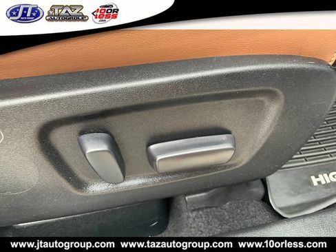 Used 2019 Toyota Highlander Limited Platinum AWD/4WD image 16
