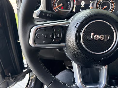 Used 2025 Jeep Wrangler Unlimited Sahara AWD/4WD image 18