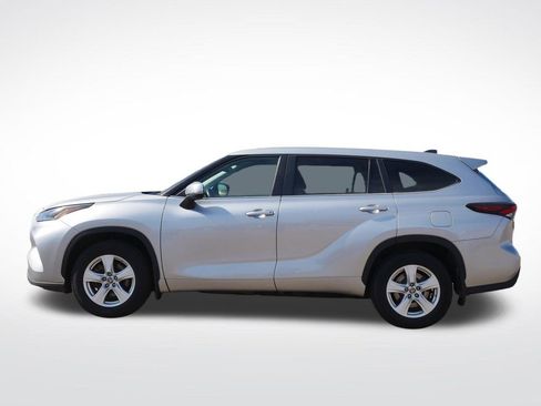Used 2024 Toyota Highlander LE AWD/4WD image 8