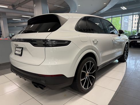 Used 2023 Porsche Cayenne AWD/4WD image 4