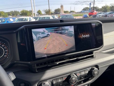Used 2025 Jeep Wrangler Unlimited Sahara AWD/4WD image 22