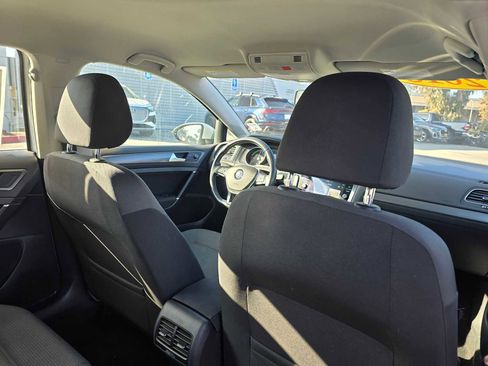 Used 2018 Volkswagen e-Golf SE w/ DC Fast Charging Package image 15