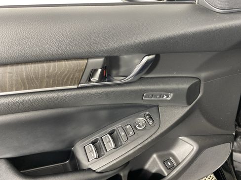 Used 2018 Honda Accord Touring image 16