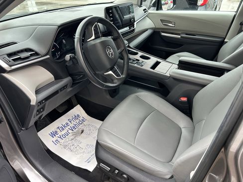 Certified 2024 Toyota Sienna XLE FWD image 13