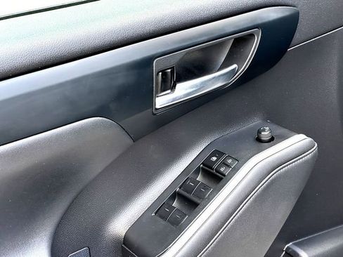 Used 2023 Toyota Highlander XLE image 11