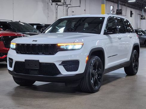 Used 2023 Jeep Grand Cherokee Altitude AWD/4WD image 4