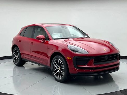 Certified 2025 Porsche Macan image 9