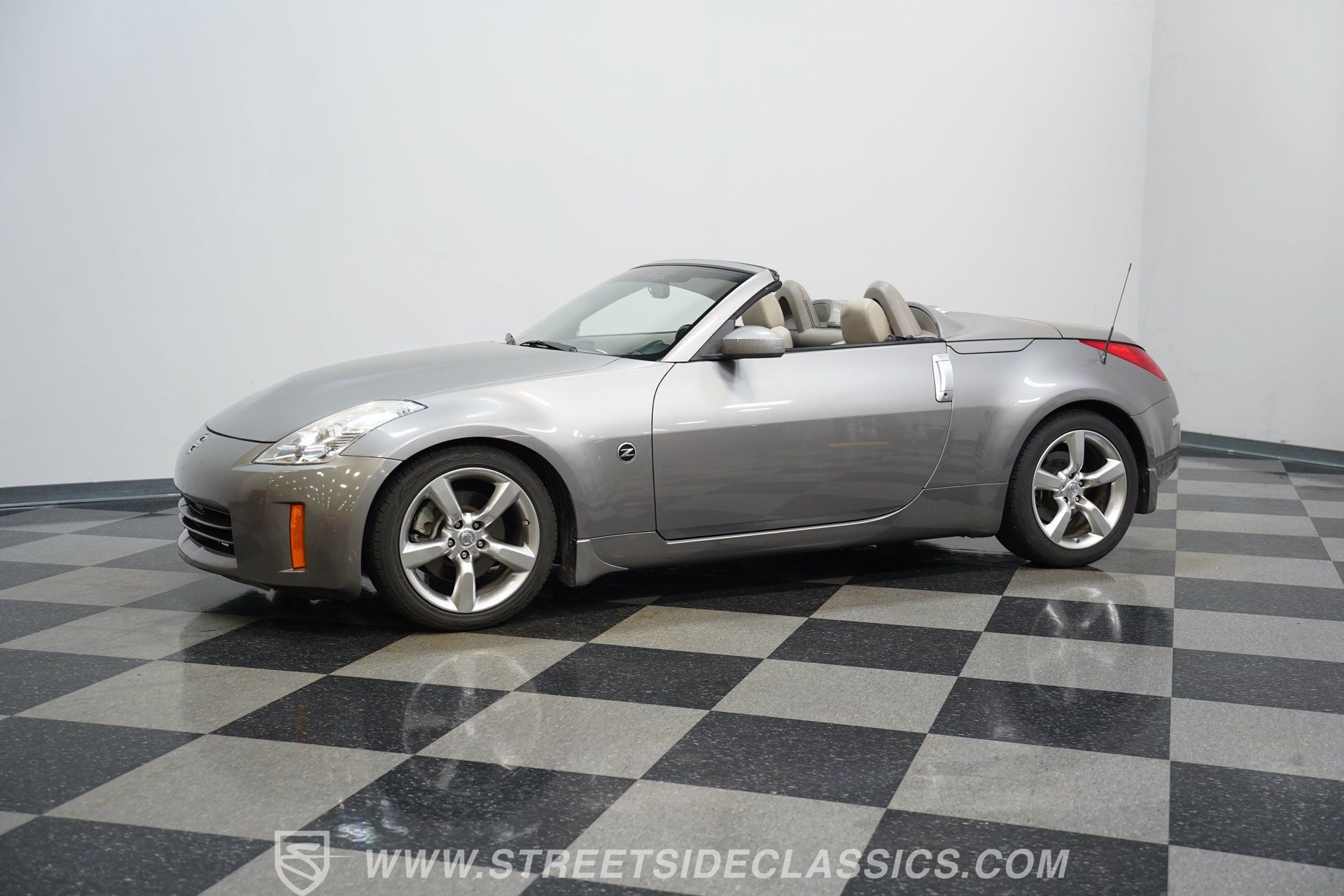 Used 2007 Nissan 350Z Touring RWD image 7