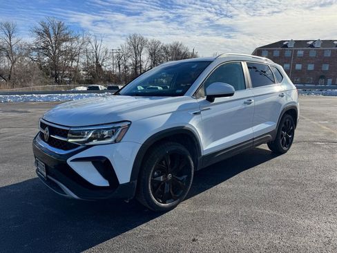 Used 2022 Volkswagen Taos SEL w/ Panoramic Sunroof Package image 8