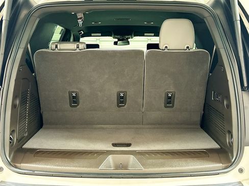 Used 2024 GMC Yukon SLT w/ SLT Luxury Package RWD image 24