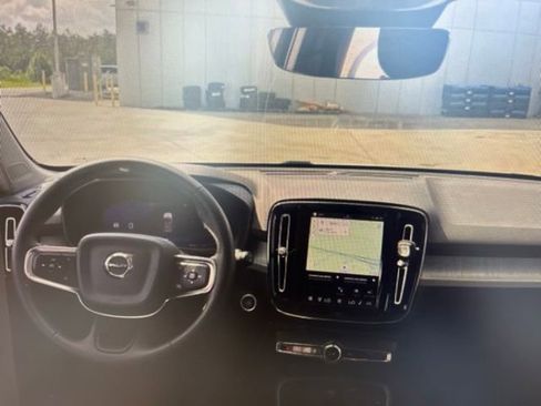 Used 2025 Volvo XC40 B5 Plus AWD/4WD image 4