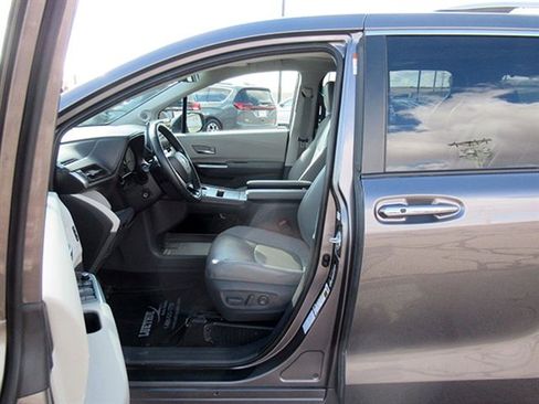 Used 2021 Toyota Sienna Limited image 13