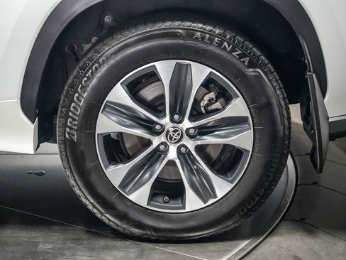 Used 2022 Toyota Highlander XLE AWD/4WD image 10