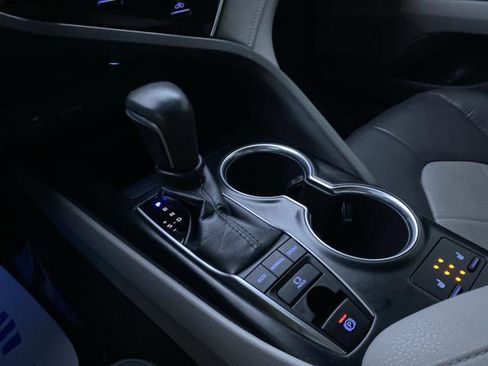 Used 2018 Toyota Camry XLE image 19