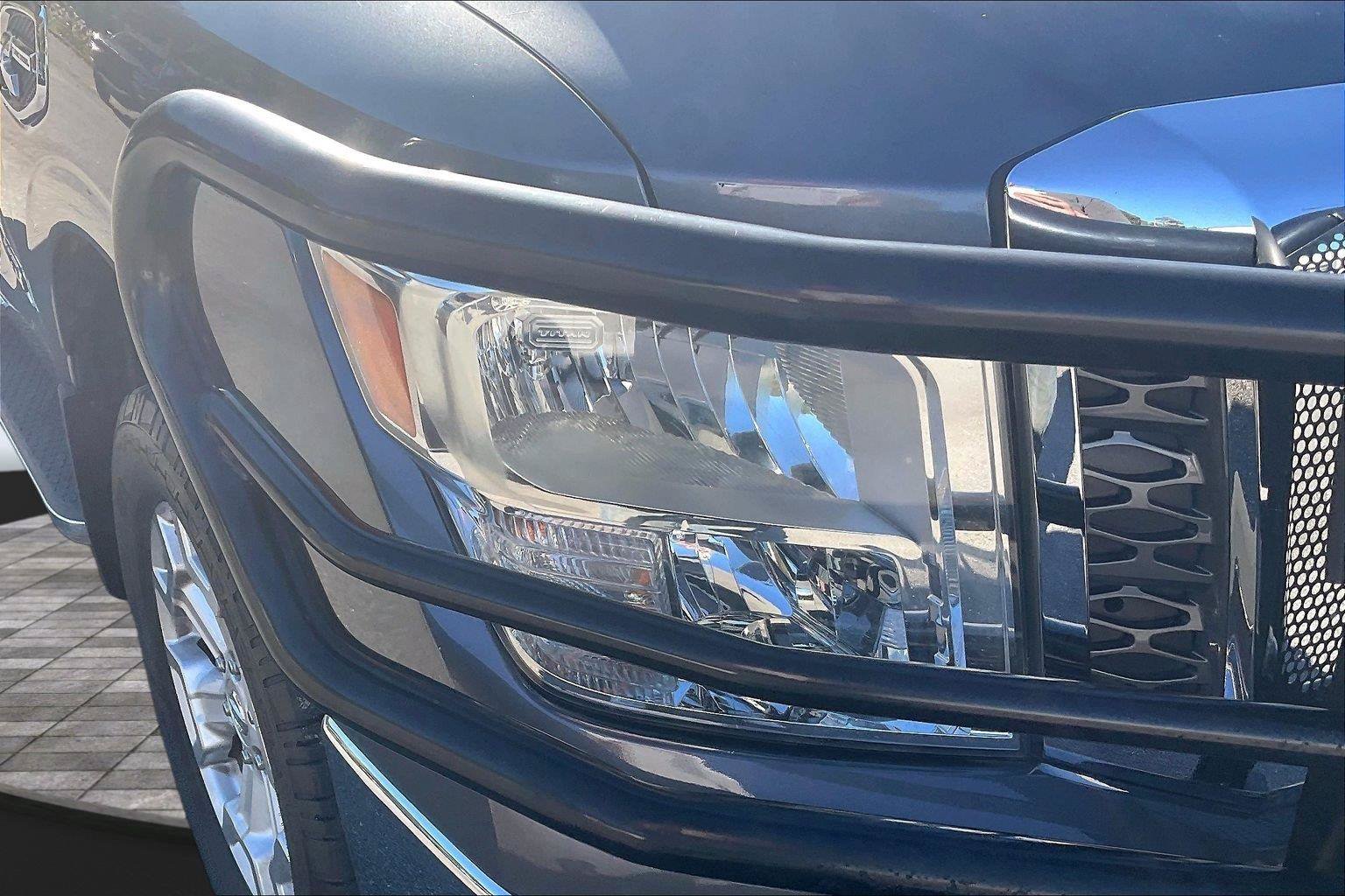 Used 2017 Nissan Titan SV AWD/4WD image 29