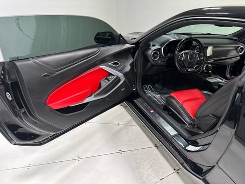 Used 2018 Chevrolet Camaro SS RWD image 9