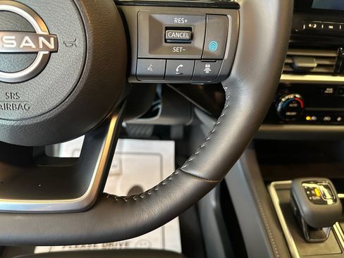 Used 2025 Nissan Pathfinder SL AWD/4WD image 12