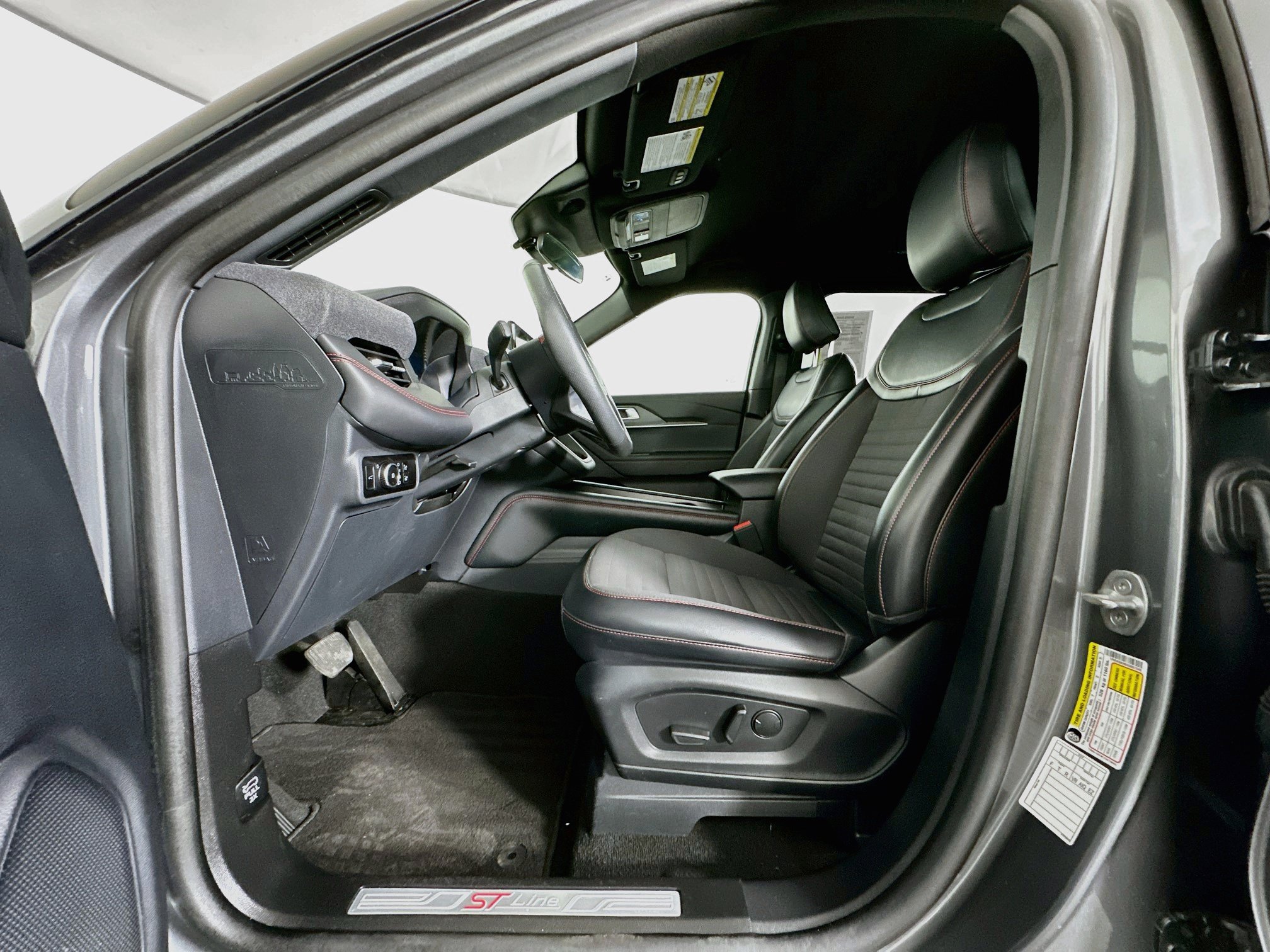 Used 2025 Ford Explorer ST-Line w/ ST-Line Street Pack AWD/4WD image 13