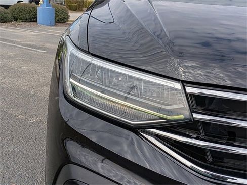 Certified 2023 Volkswagen Tiguan SE w/ Panoramic Sunroof Package image 10