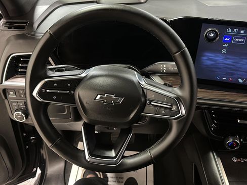 Used 2025 Chevrolet Suburban Z71 image 18