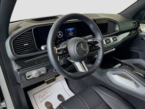 Used 2025 Mercedes-Benz GLS 580 4MATIC image 9