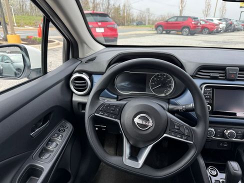 Used 2025 Nissan Versa SV image 34