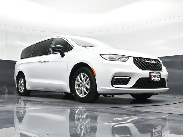 Certified 2024 Chrysler Pacifica Touring-L FWD image 61