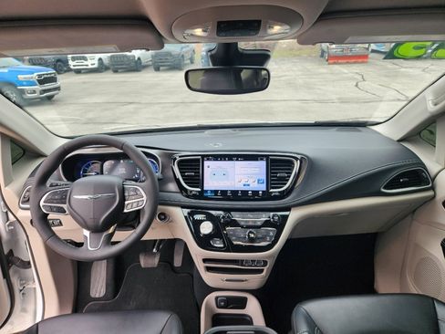 Used 2023 Chrysler Pacifica Touring-L image 22