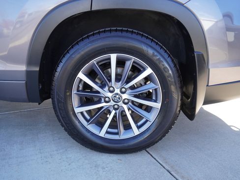 Used 2018 Toyota Highlander XLE image 12