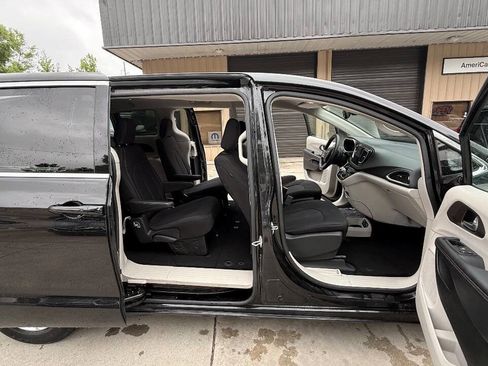 Used 2017 Chrysler Pacifica Touring FWD image 77