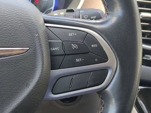 Used 2018 Chrysler Pacifica Touring-L FWD image 31