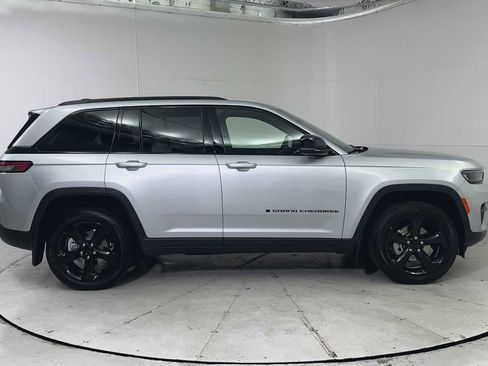 Used 2023 Jeep Grand Cherokee Altitude image 9