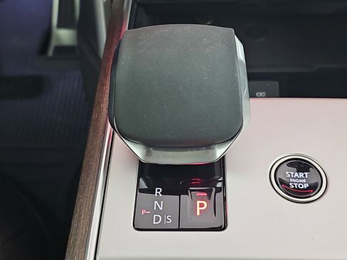 Used 2025 Land Rover Range Rover SE image 18